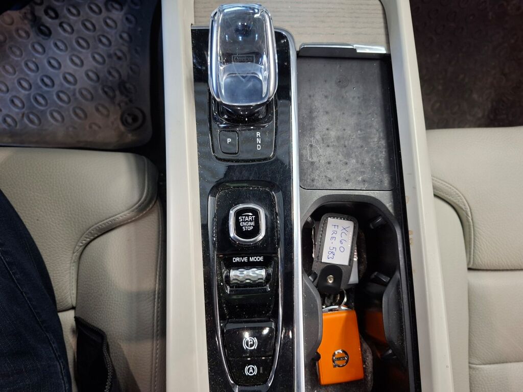 Volvo XC60 2021 Valkoinen