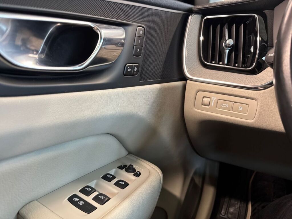 Volvo XC60 2021 Valkoinen