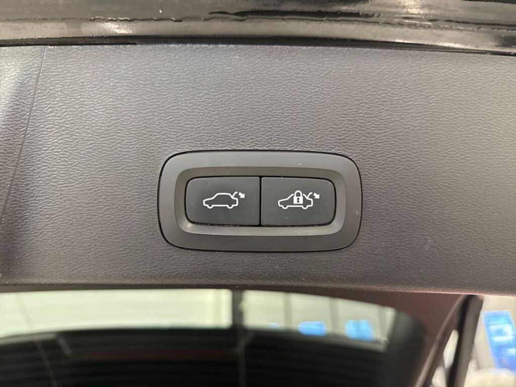 Volvo XC40 2023 Musta