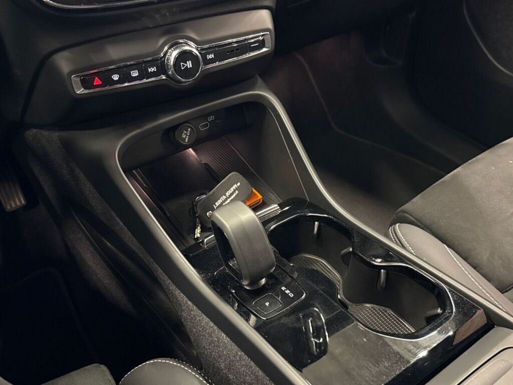 Volvo XC40 2023 Musta