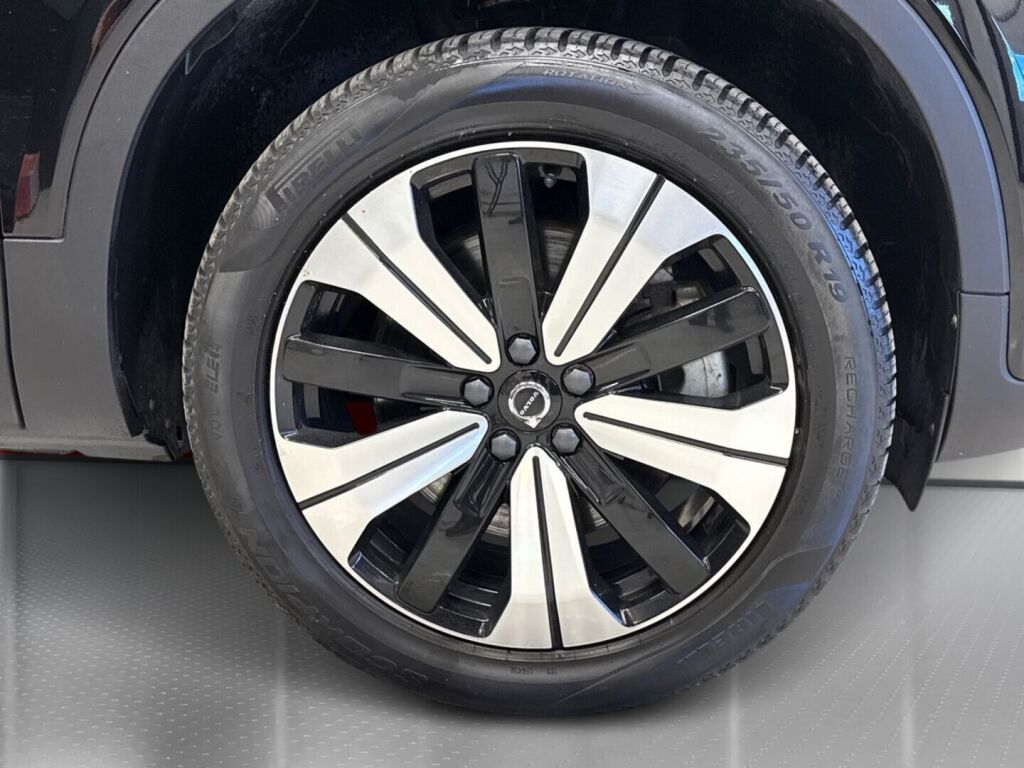 Volvo XC40 2023 Musta