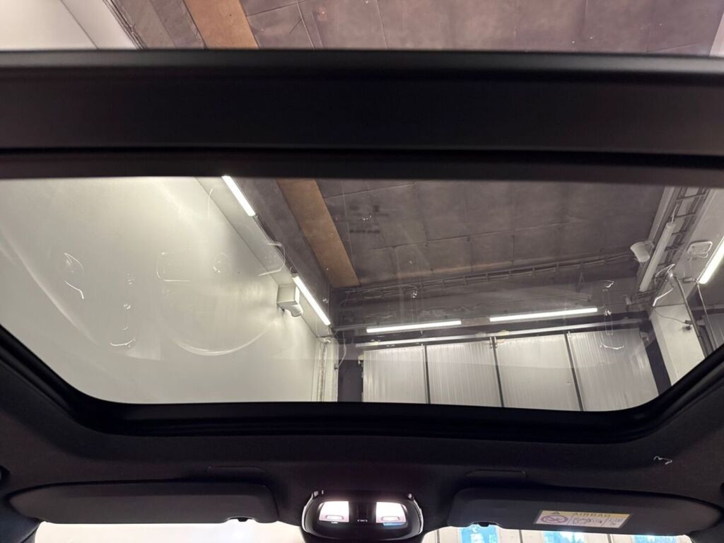 Volvo XC40 2023 Musta