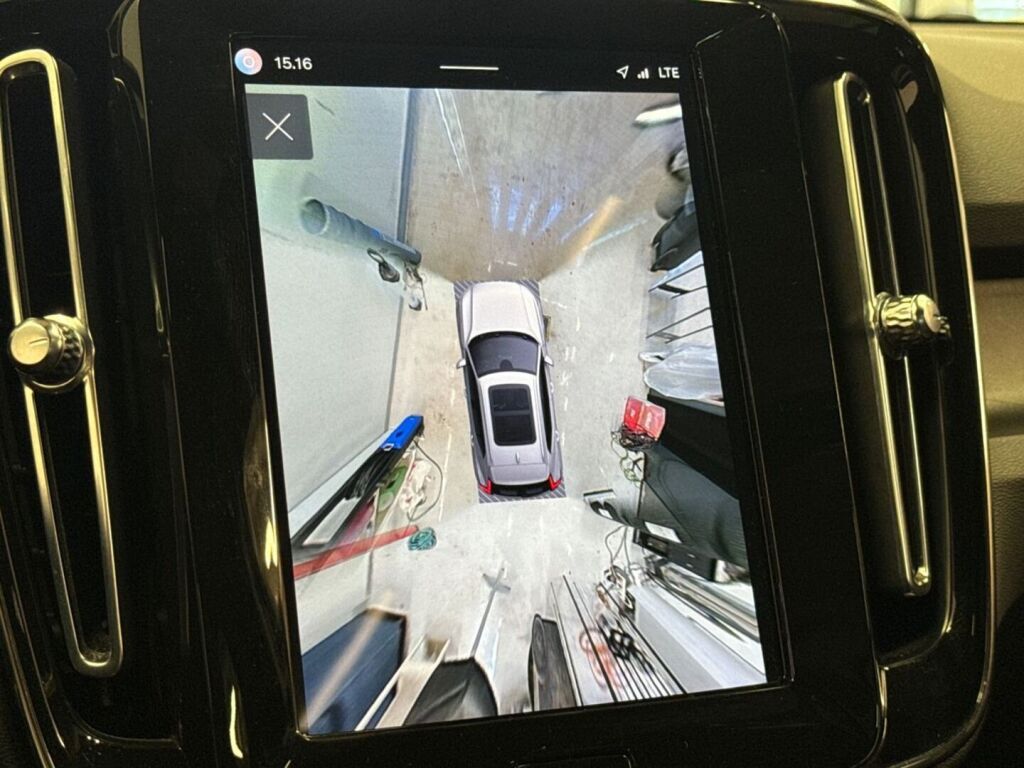 Volvo XC40 2023 Musta
