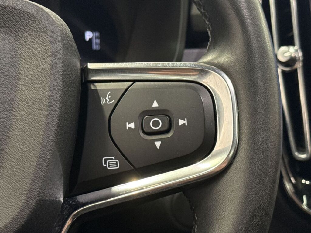 Volvo XC40 2023 Musta