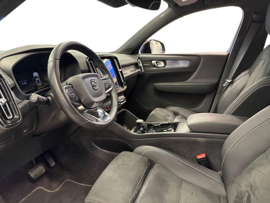 Volvo XC40 2023 Musta
