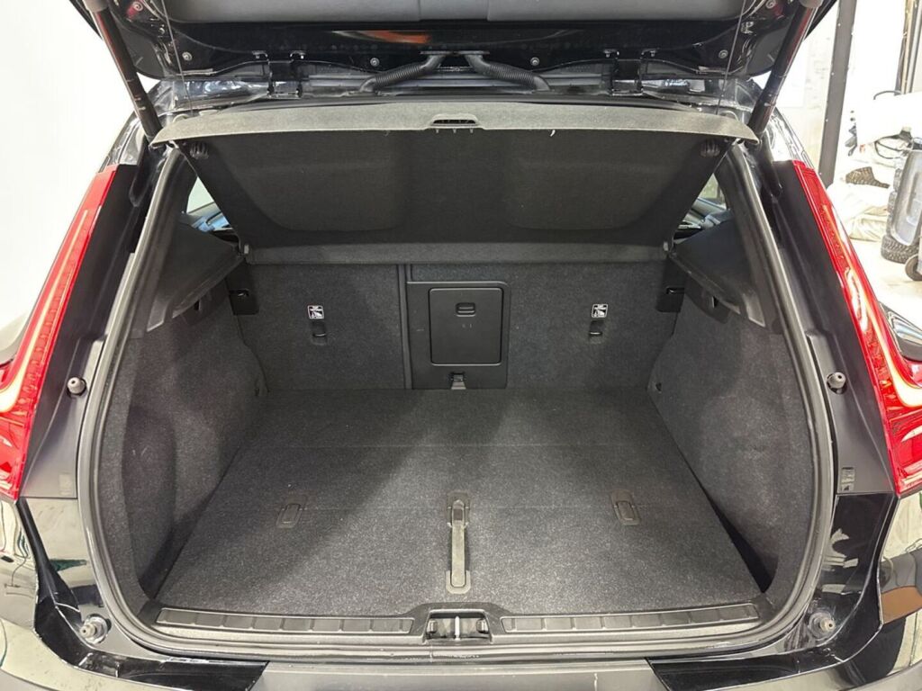 Volvo XC40 2023 Musta