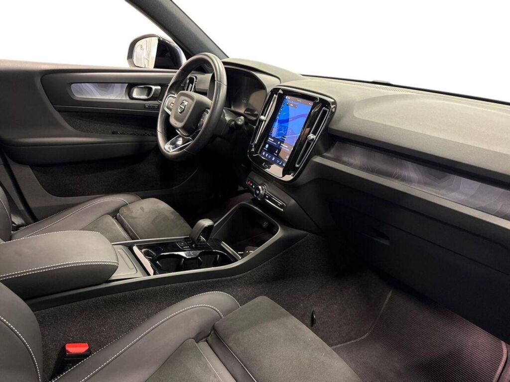 Volvo XC40 2023 Musta
