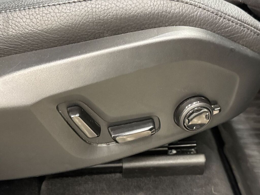 Volvo XC60 2023 Musta