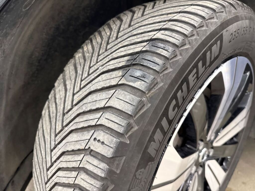 Volvo XC60 2023 Musta
