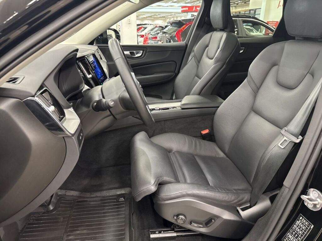 Volvo XC60 2023 Musta