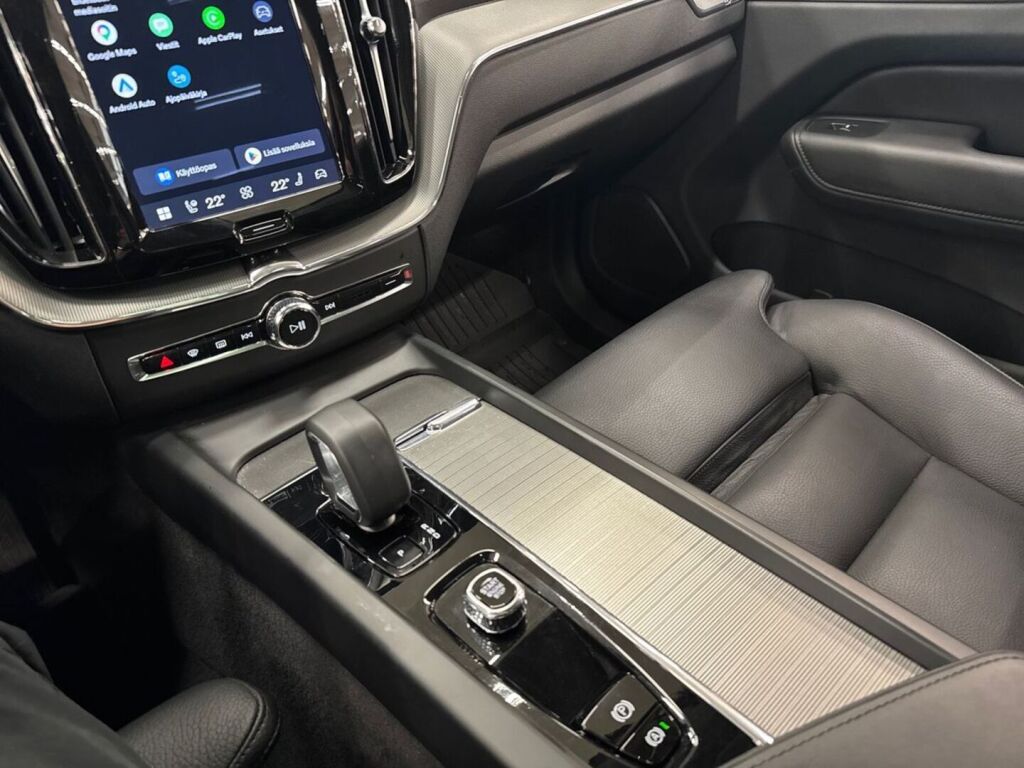 Volvo XC60 2023 Musta