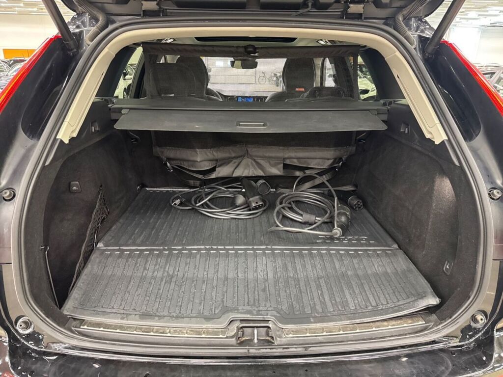 Volvo XC60 2023 Musta