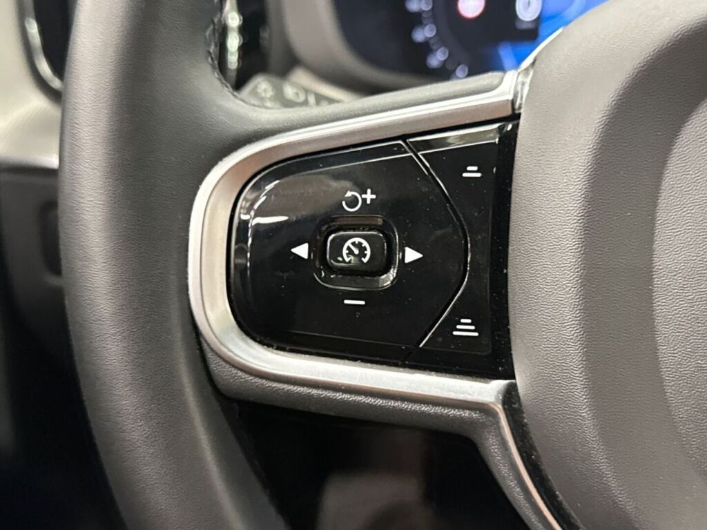Volvo XC60 2023 Musta