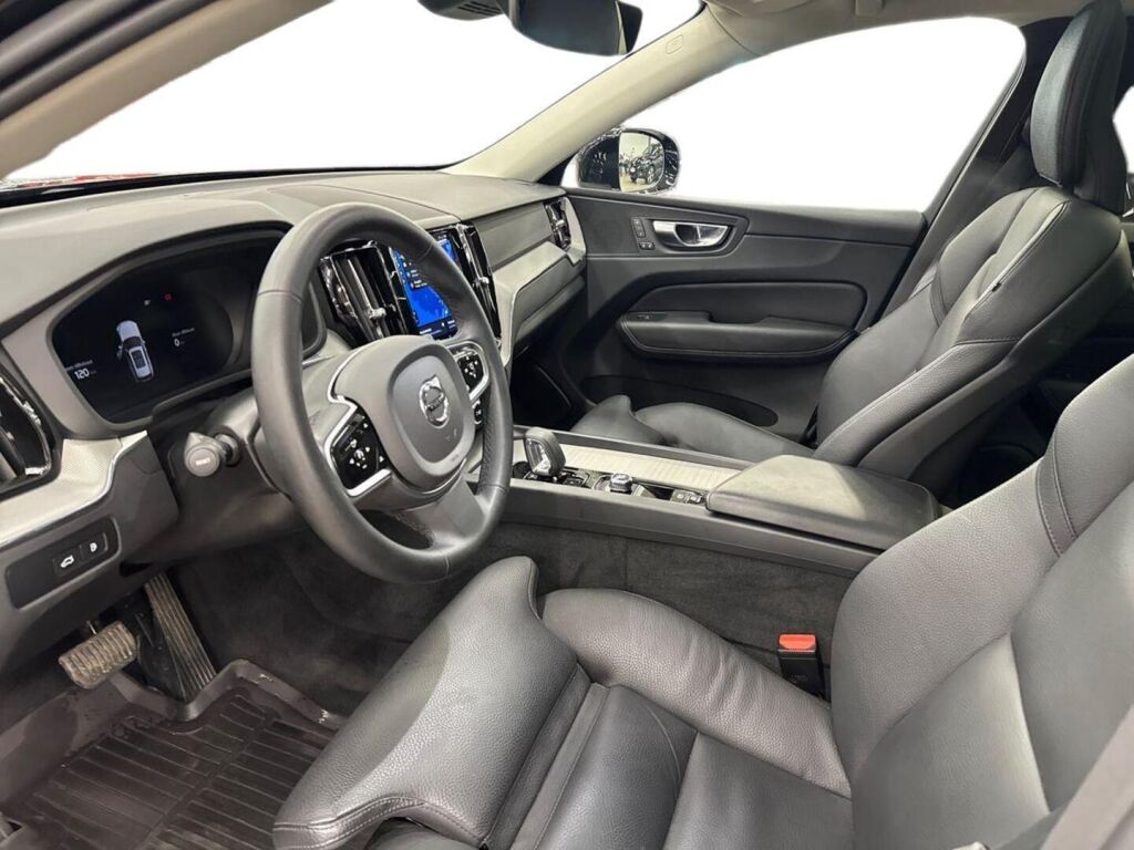 Volvo XC60 2023 Musta