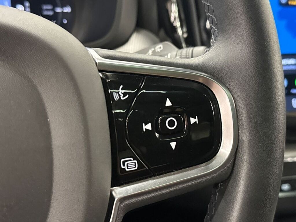 Volvo XC60 2023 Musta