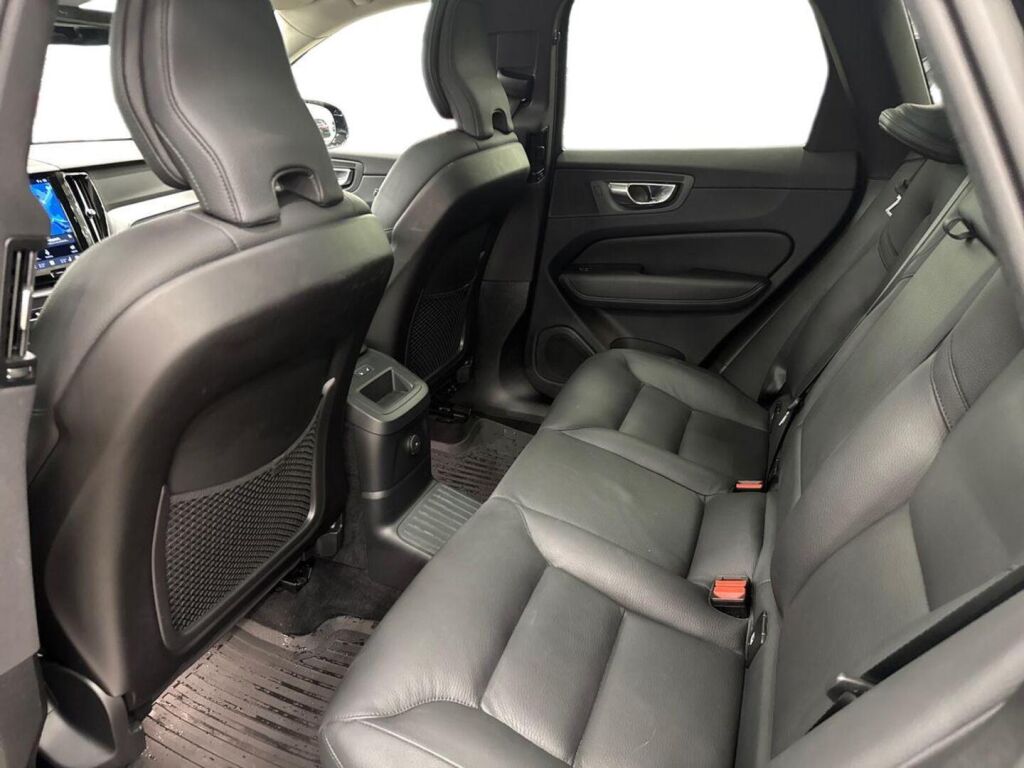 Volvo XC60 2023 Musta