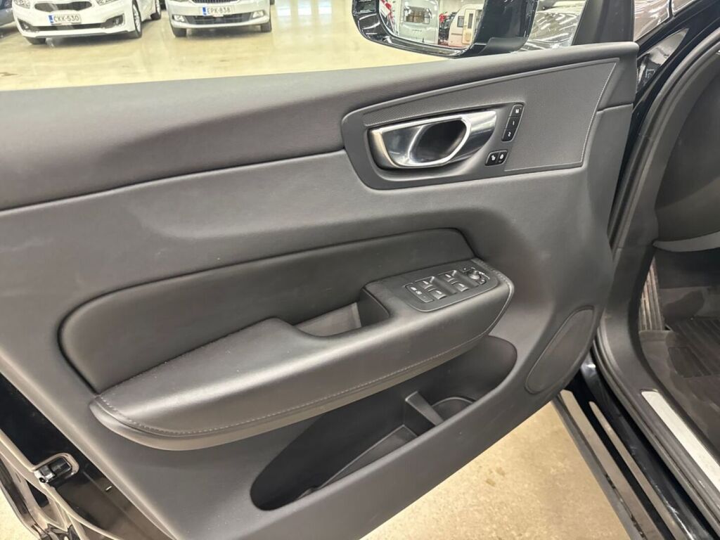 Volvo XC60 2023 Musta