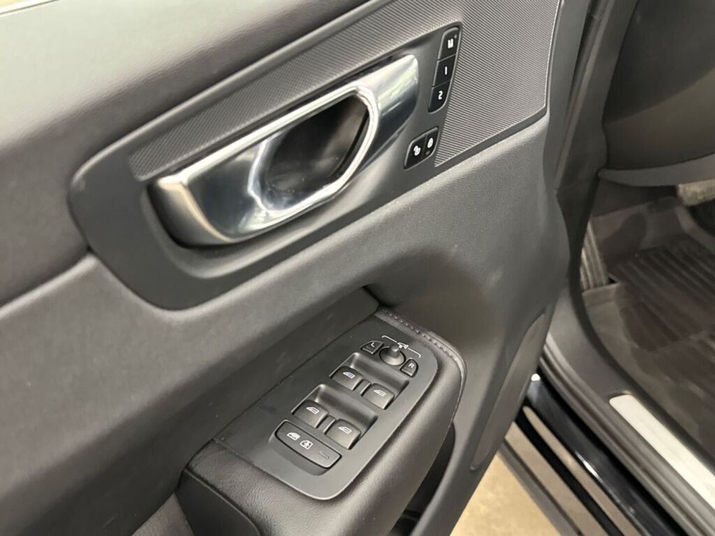 Volvo XC60 2023 Musta
