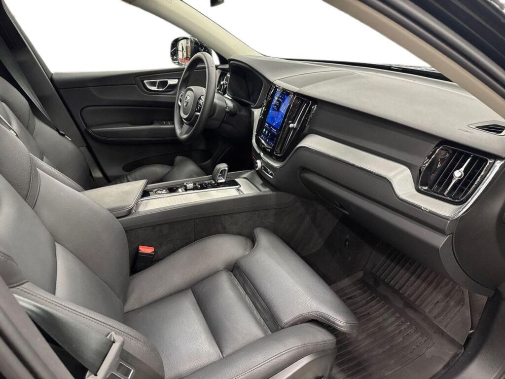 Volvo XC60 2023 Musta
