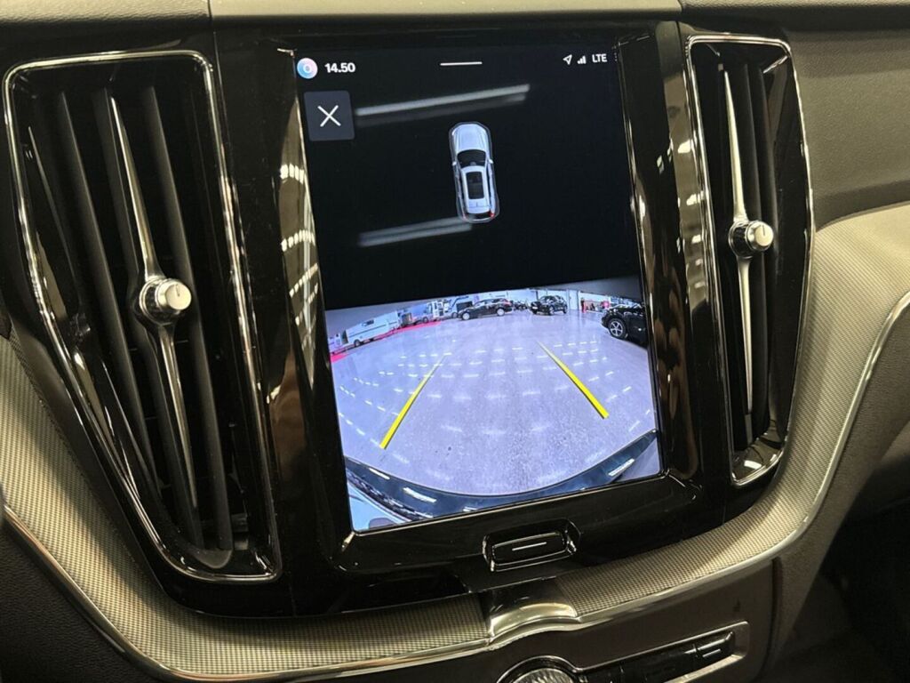 Volvo XC60 2023 Musta