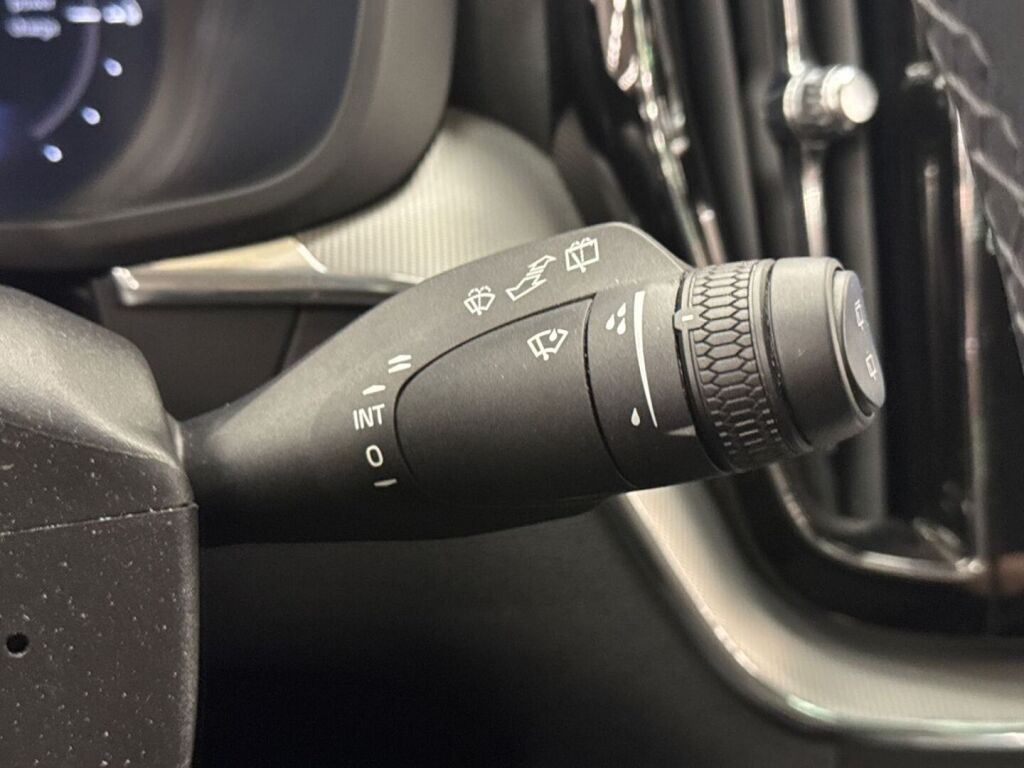 Volvo XC60 2023 Musta