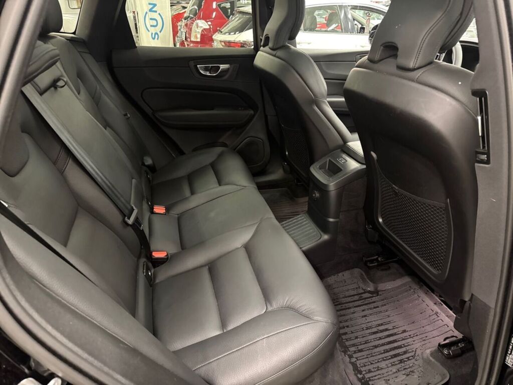 Volvo XC60 2023 Musta