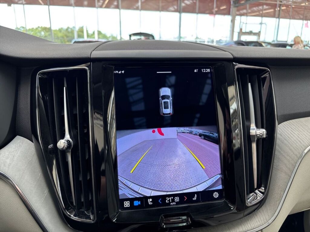 Volvo XC60 2023 Musta
