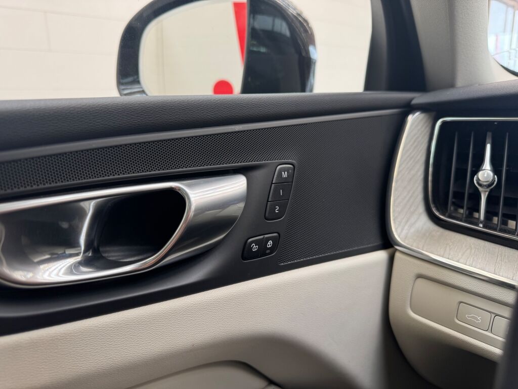 Volvo XC60 2023 Musta