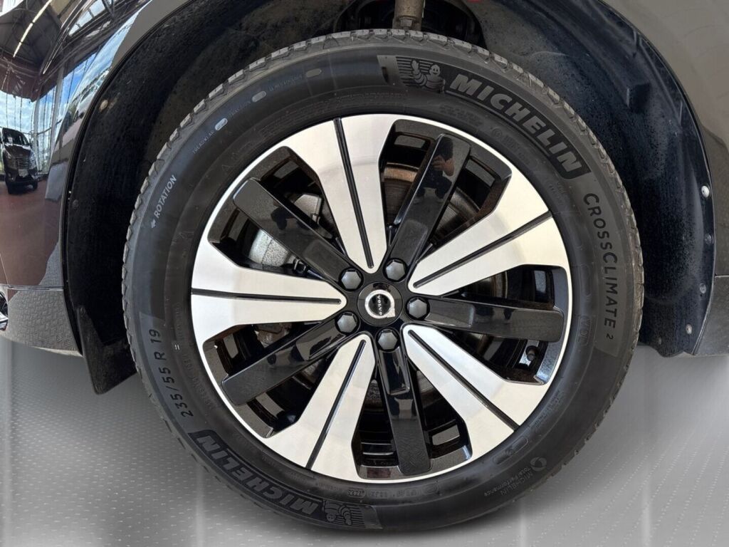 Volvo XC60 2023 Musta