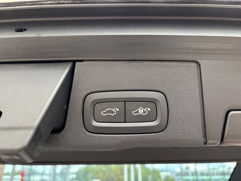 Volvo XC60 2023 Musta