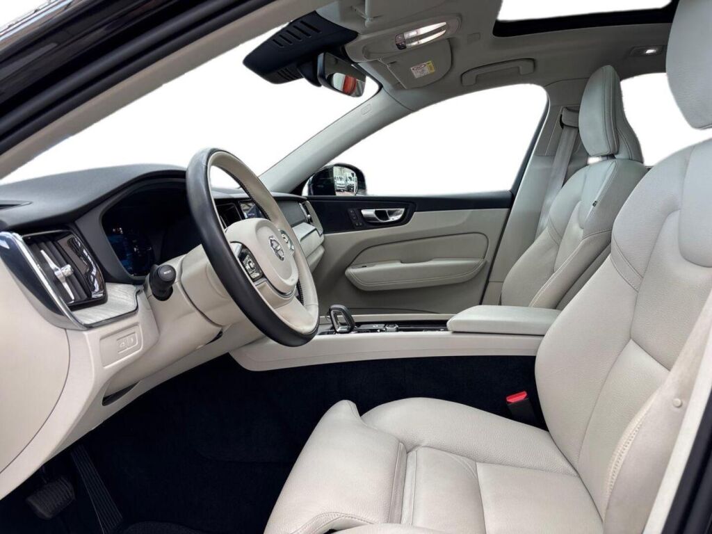 Volvo XC60 2023 Musta