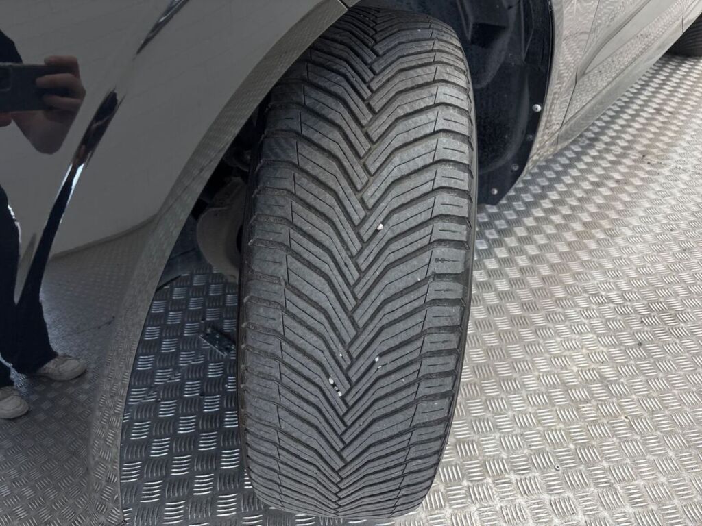 Volvo XC60 2023 Musta
