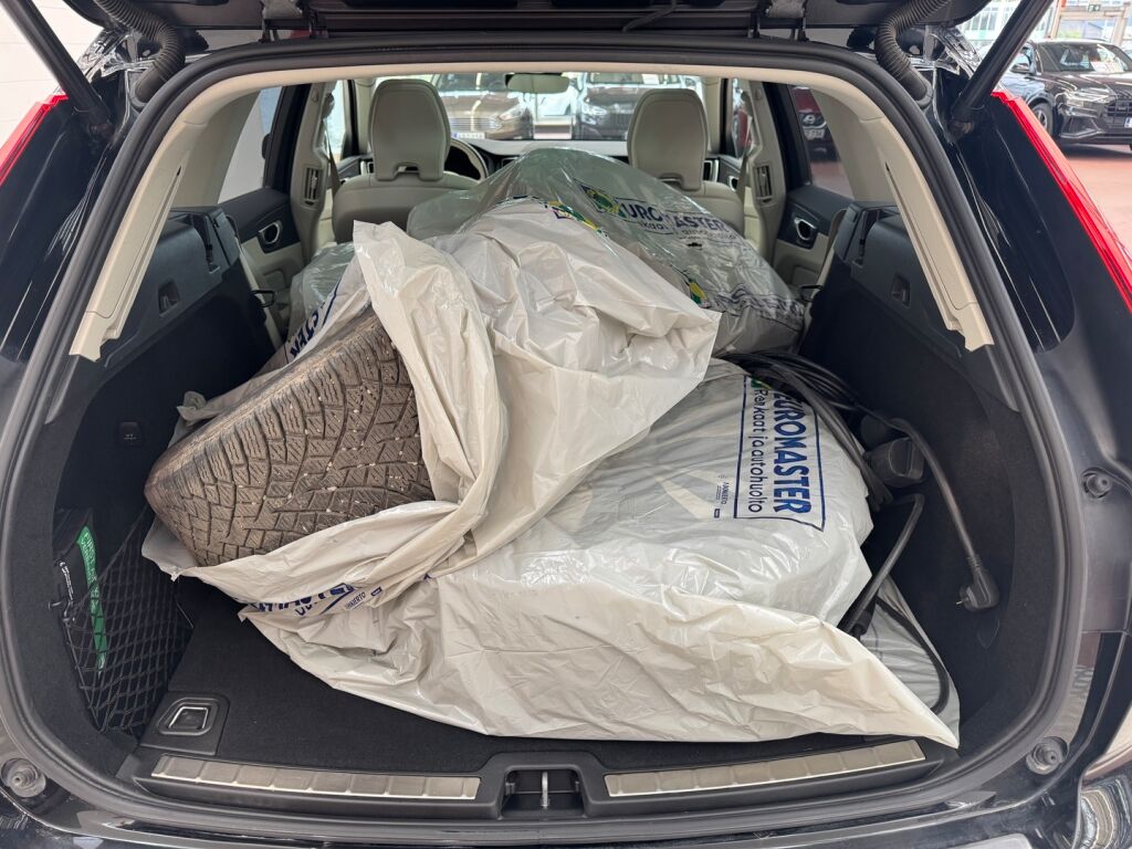 Volvo XC60 2023 Musta