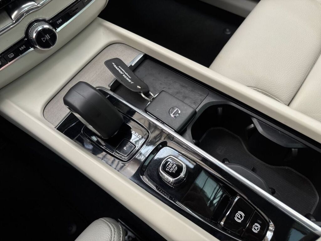 Volvo XC60 2023 Musta