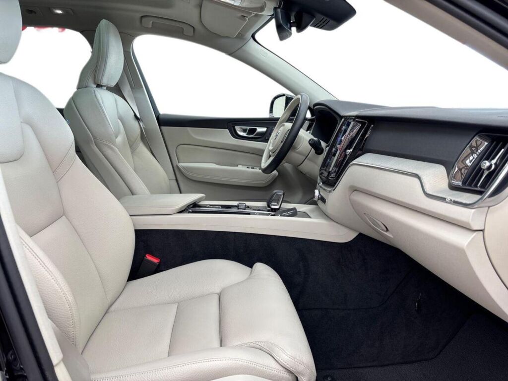 Volvo XC60 2023 Musta