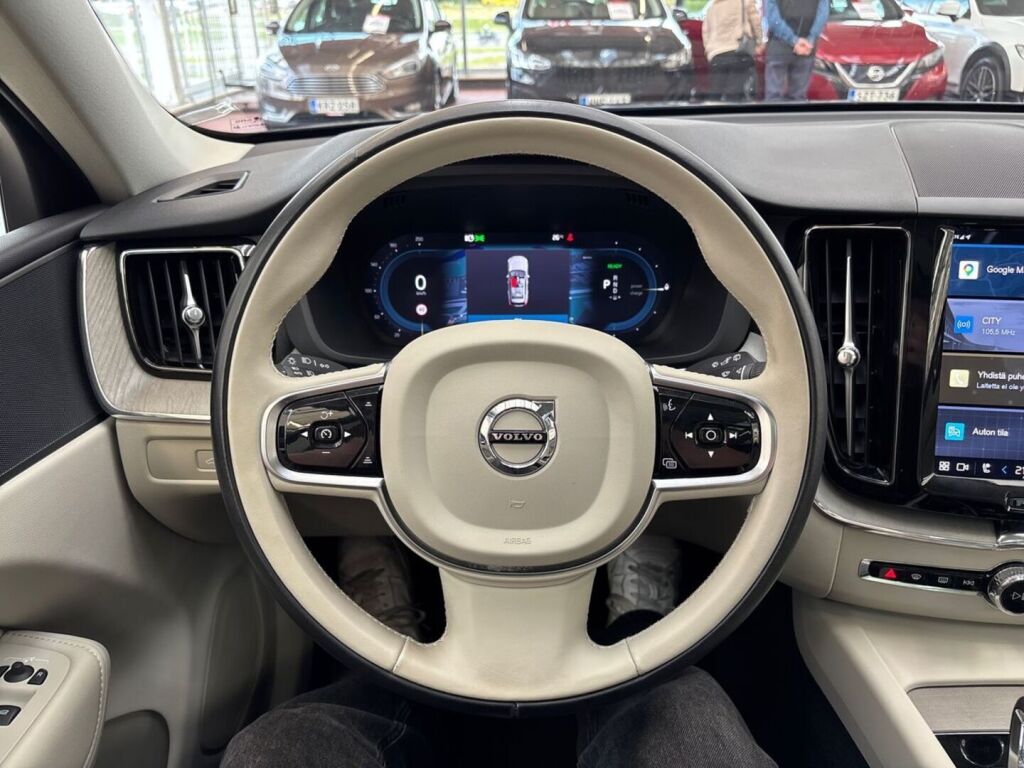 Volvo XC60 2023 Musta