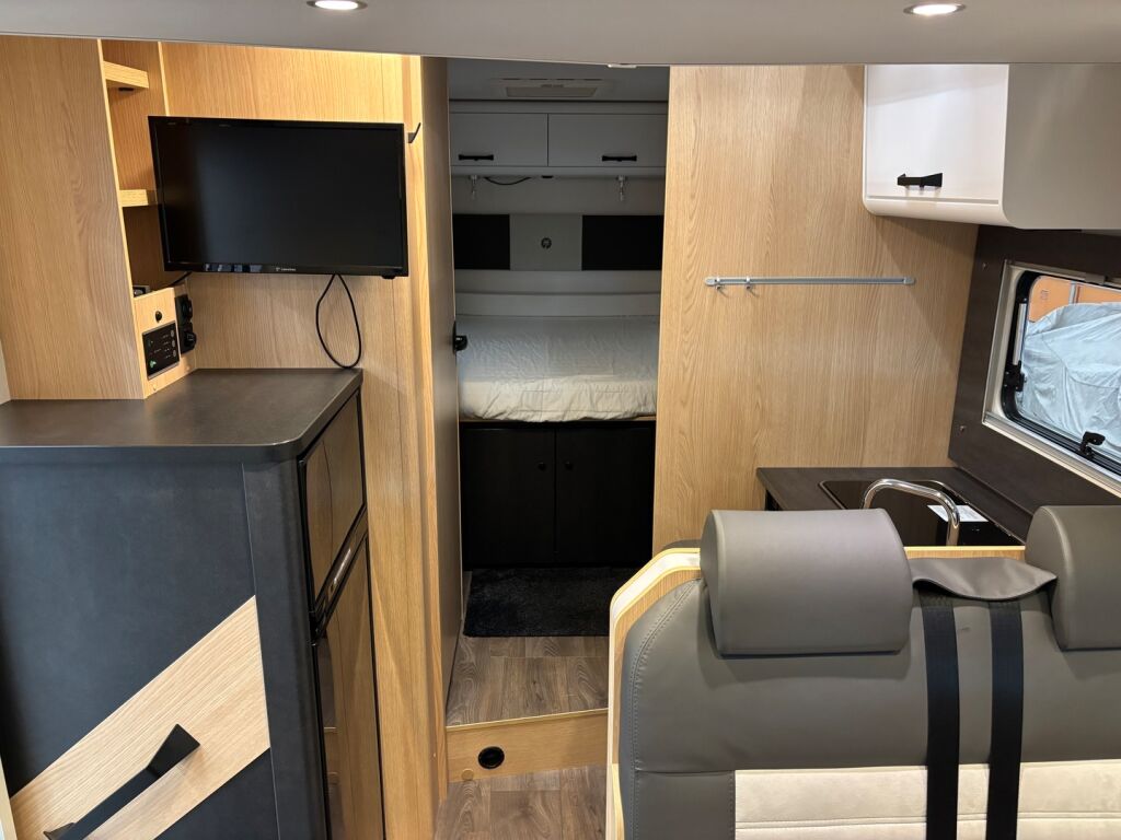 Sunlight T690L 2024 Musta