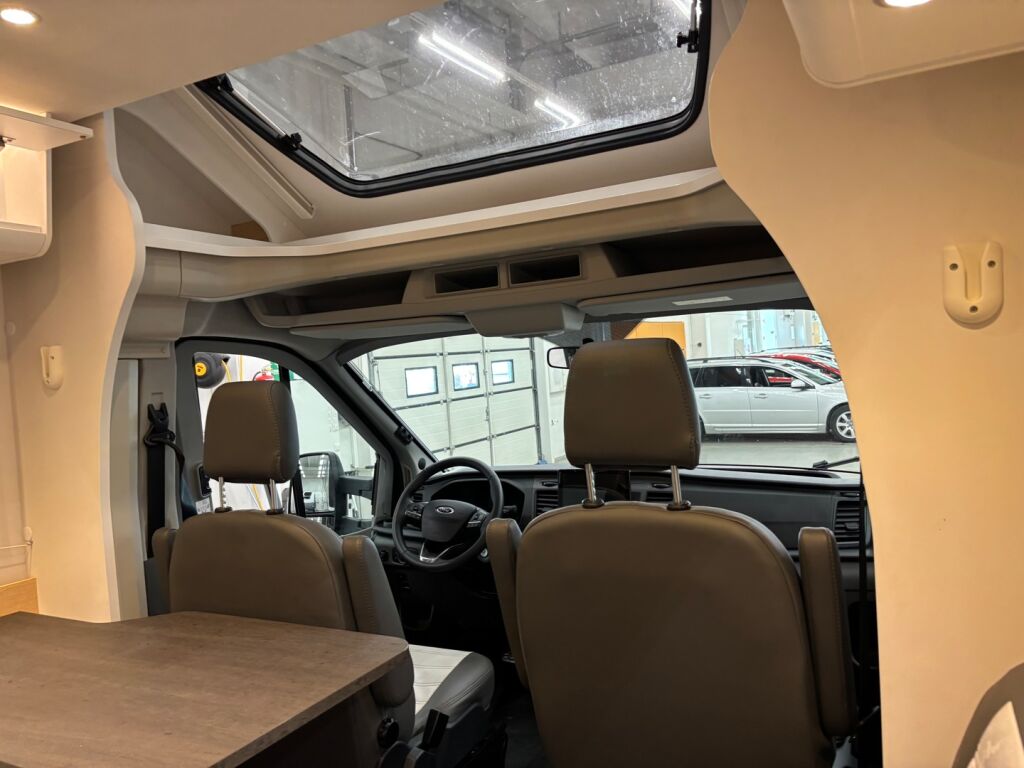 Sunlight T690L 2024 Musta