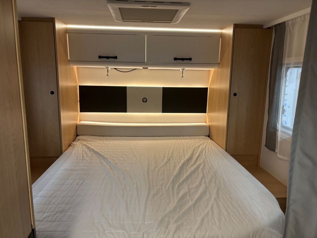 Sunlight T690L 2024 Musta