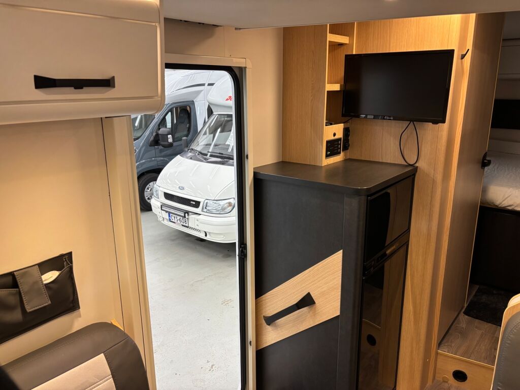 Sunlight T690L 2024 Musta