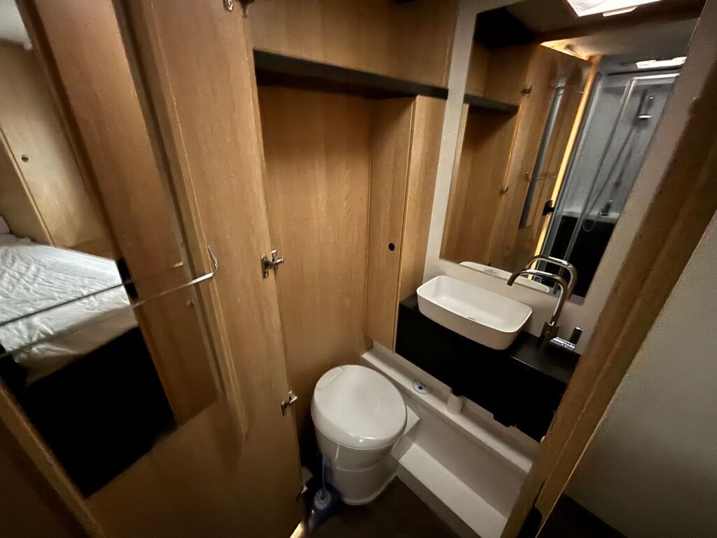 Sunlight T690L 2024 Musta