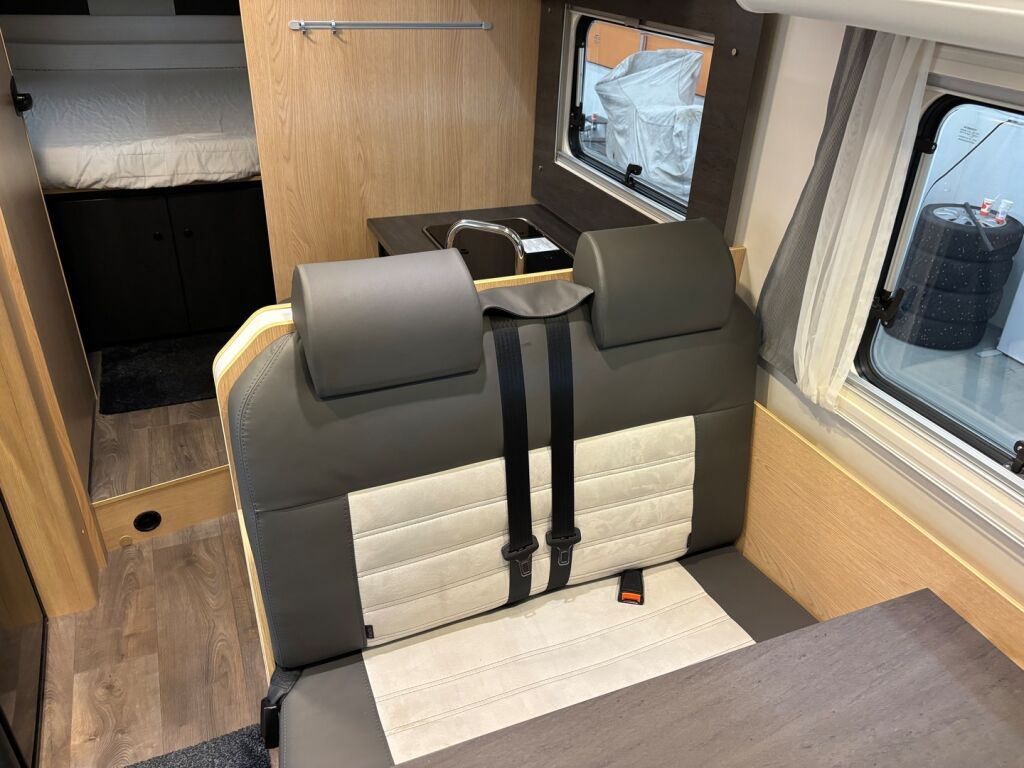 Sunlight T690L 2024 Musta