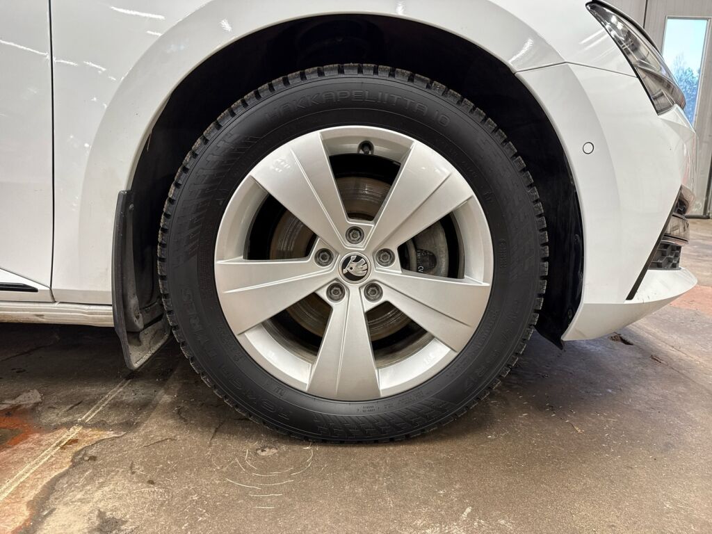 Skoda Superb 2023 Valkoinen