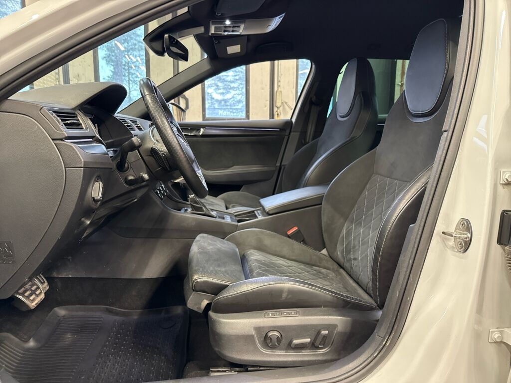 Skoda Superb 2023 Valkoinen
