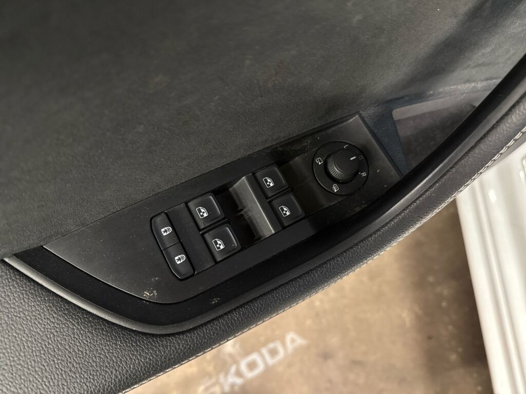 Skoda Superb 2023 Valkoinen