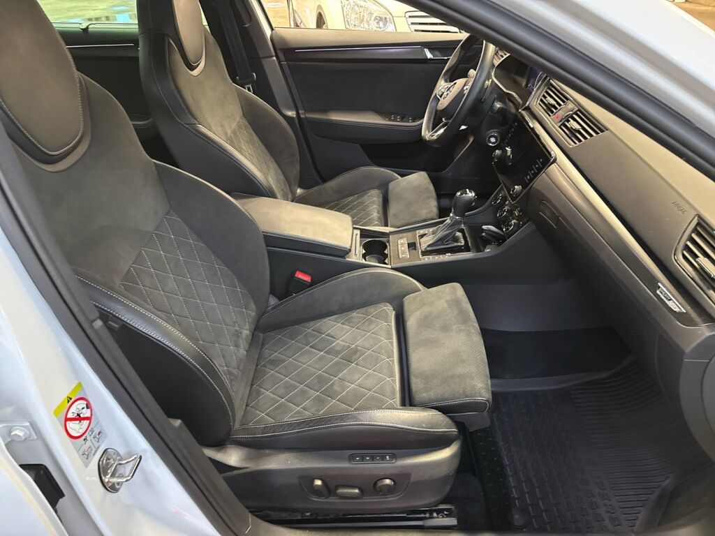 Skoda Superb 2023 Valkoinen