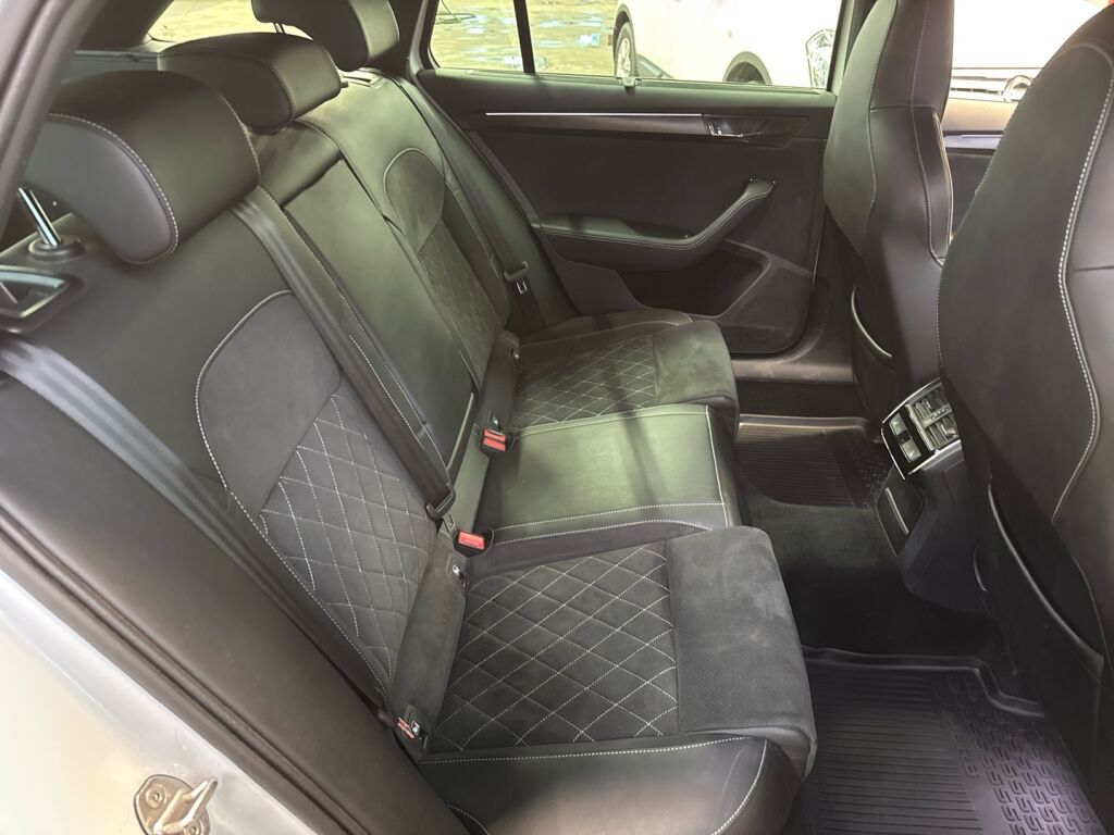 Skoda Superb 2023 Valkoinen