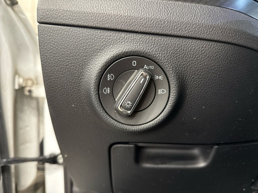 Skoda Superb 2023 Valkoinen