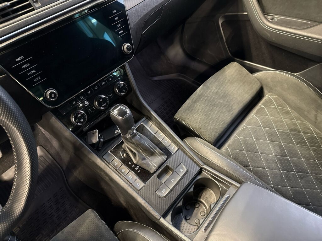 Skoda Superb 2023 Valkoinen