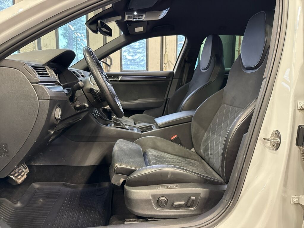 Skoda Superb 2023 Valkoinen
